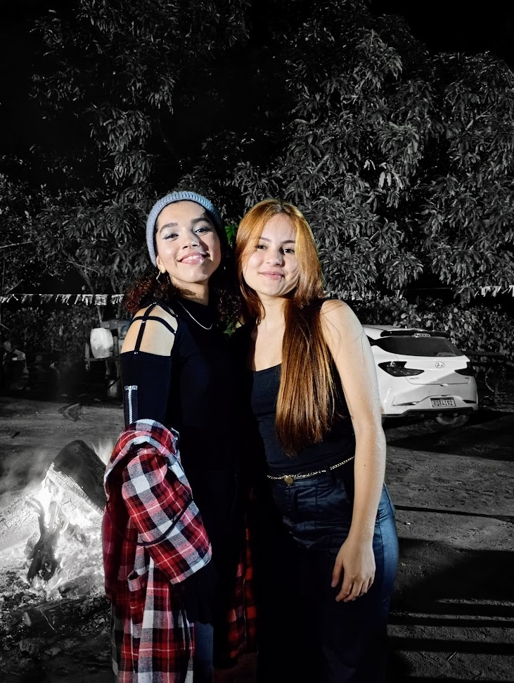 Duas garotas.